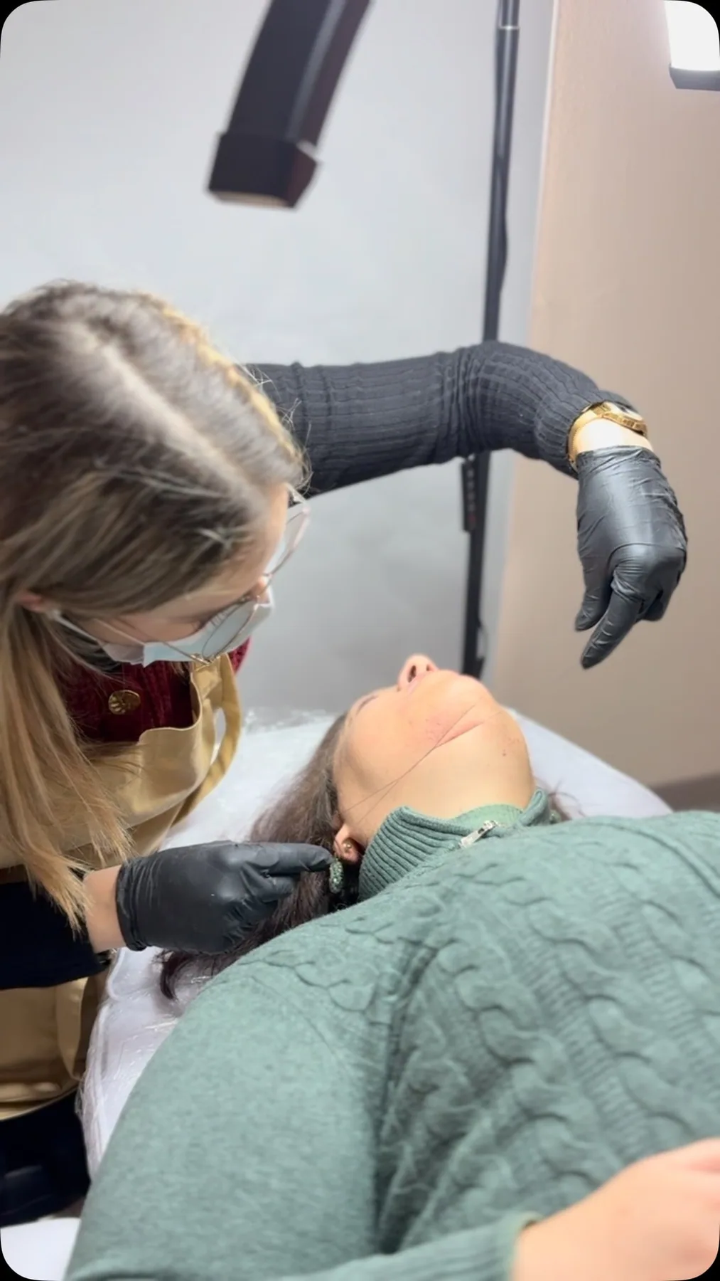 Profissional a realizar tratamento facial personalizado