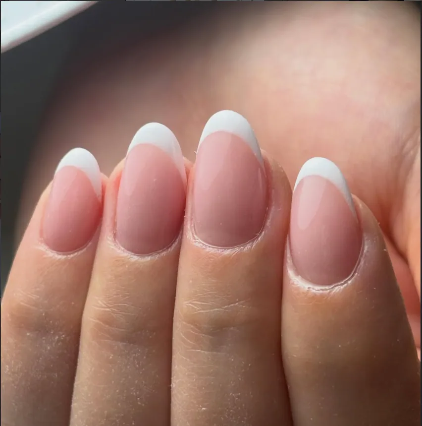 Unhas com manicure francesa realizadas no Carolina Dinis Beauty Studio
